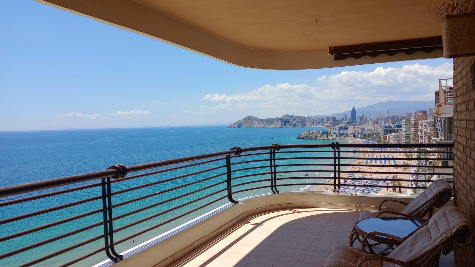 Amplio piso de esquina con terraza abierta 24 m2 y vistas espectaculares al mar en 1 linea  Levante.