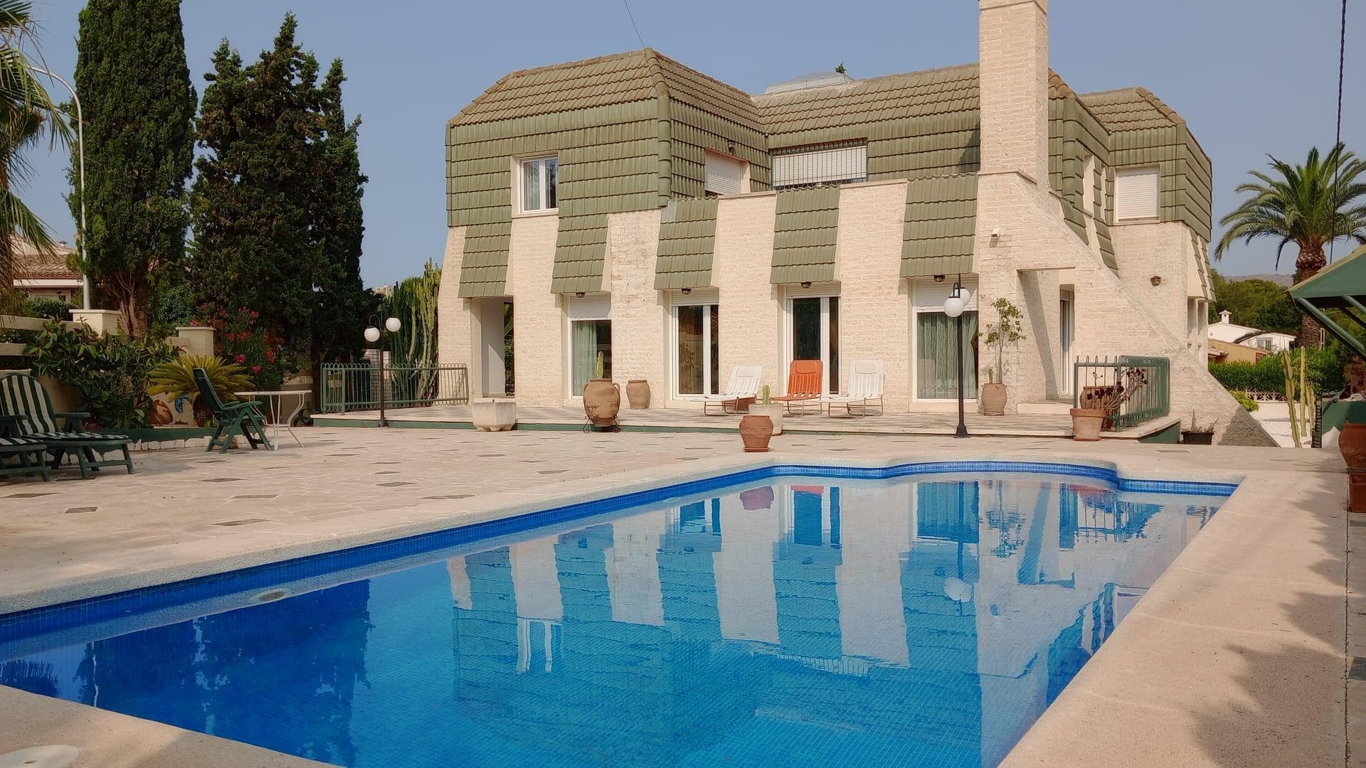 Amplio chalet totalmente reformado con parcela 1.025 m2 en urbanización Rocas Blancas, Benidorm.
