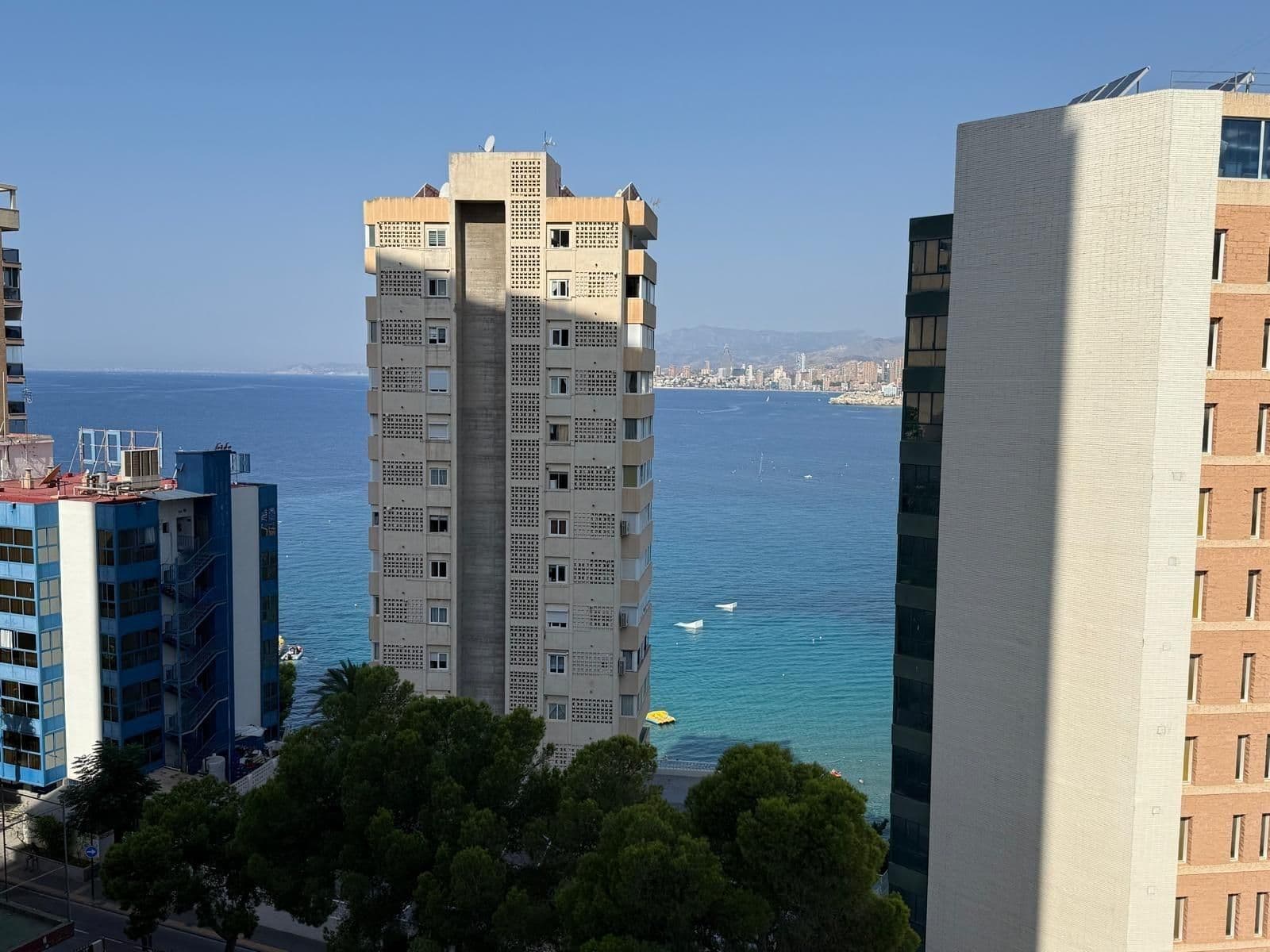 Precioso reformado piso de esquina con 3 dormitorios y vistas al mar a un paso de playa Levante.